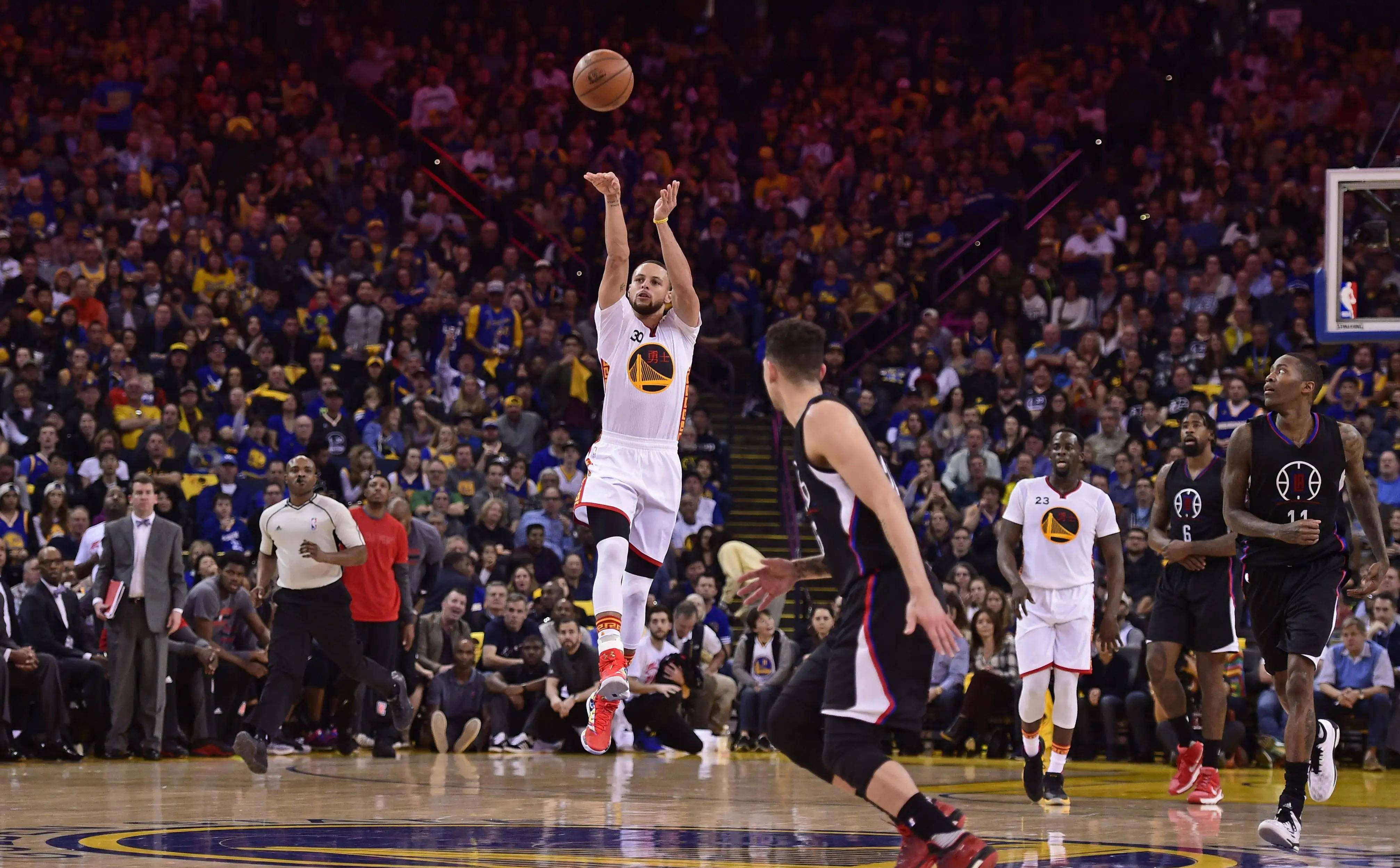 黑白直播在线观看nba-包含紧张激烈！职业篮球赛场上球员的投篮实力的词条