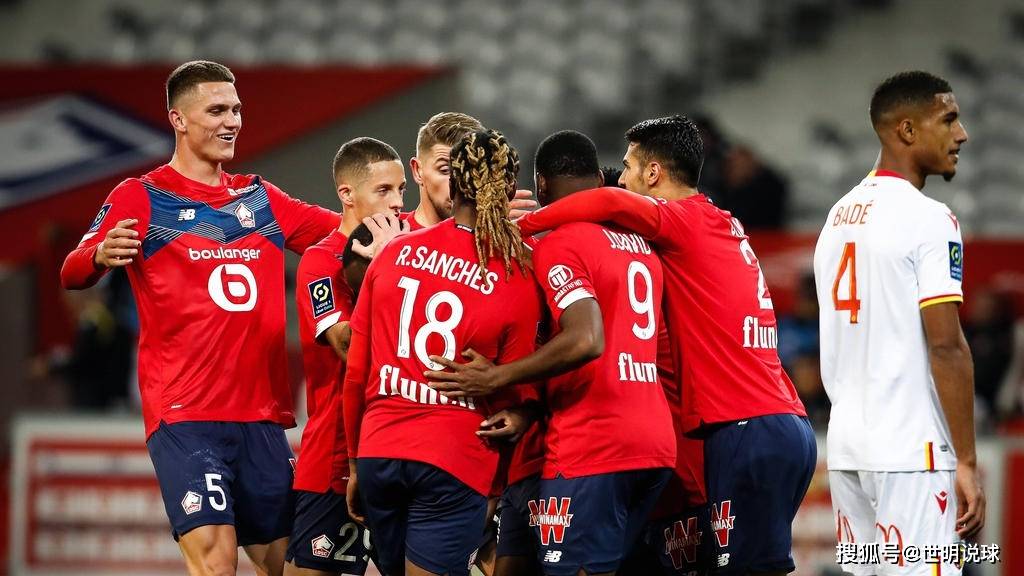 黑白直播免费体育直播-顶级足球联赛的强队争霸引人瞩目