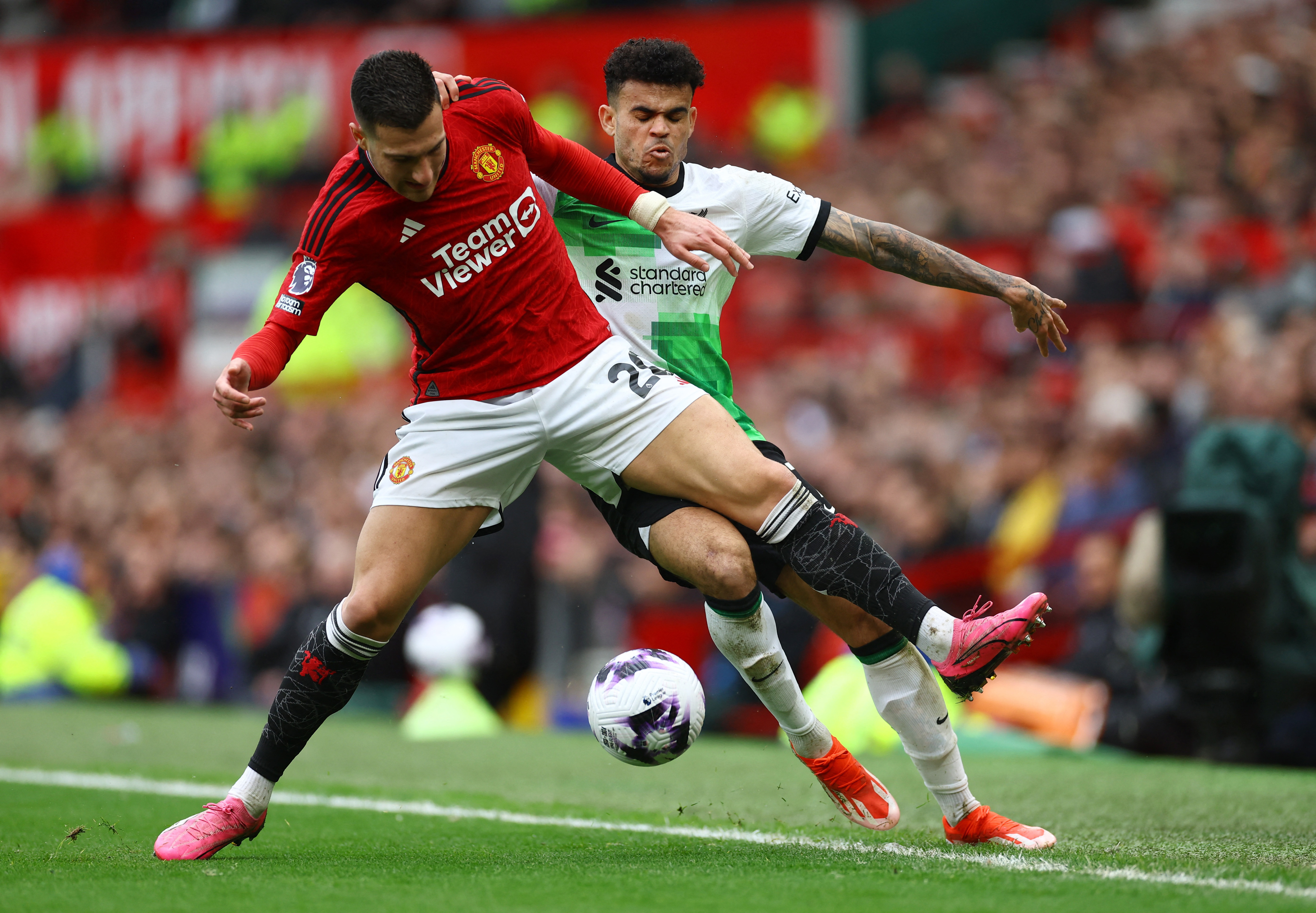 黑白直播nba-曼联豪取胜利，继续领跑英格兰足坛