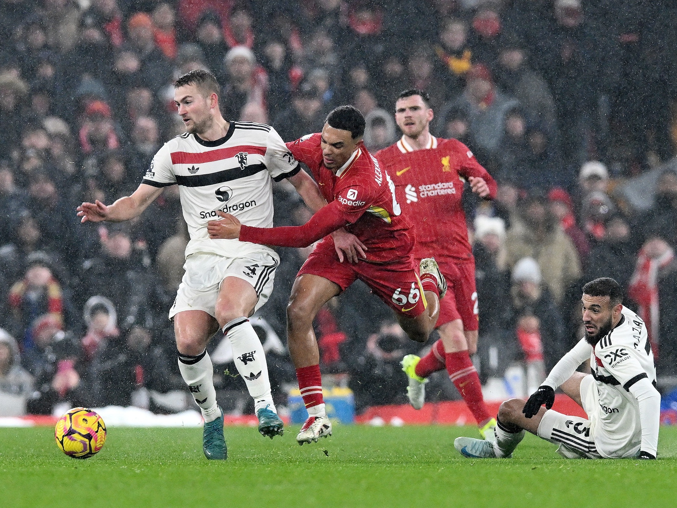 曼联豪取胜利，继续领跑英格兰足坛