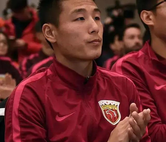 黑白直播免费体育直播-上港轻松击败富力，实力表现令人敬佩