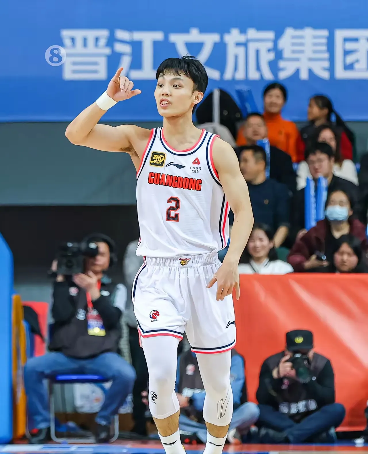 广东主场对阵新疆队,激烈交锋 广东主场对阵新疆队,激烈交锋