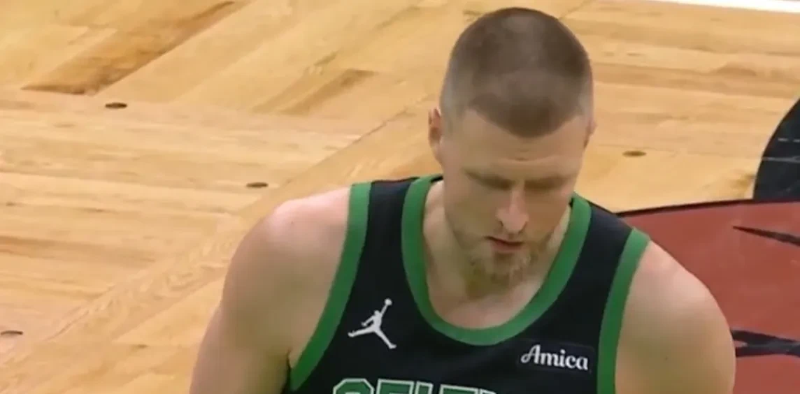 黑白直播nba在线观看-凯尔特人在主场击败篮网，取得连胜