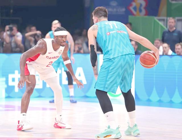 黑白直播网-刚刚中超：东契奇淘汰国足，争议判罚的简单介绍