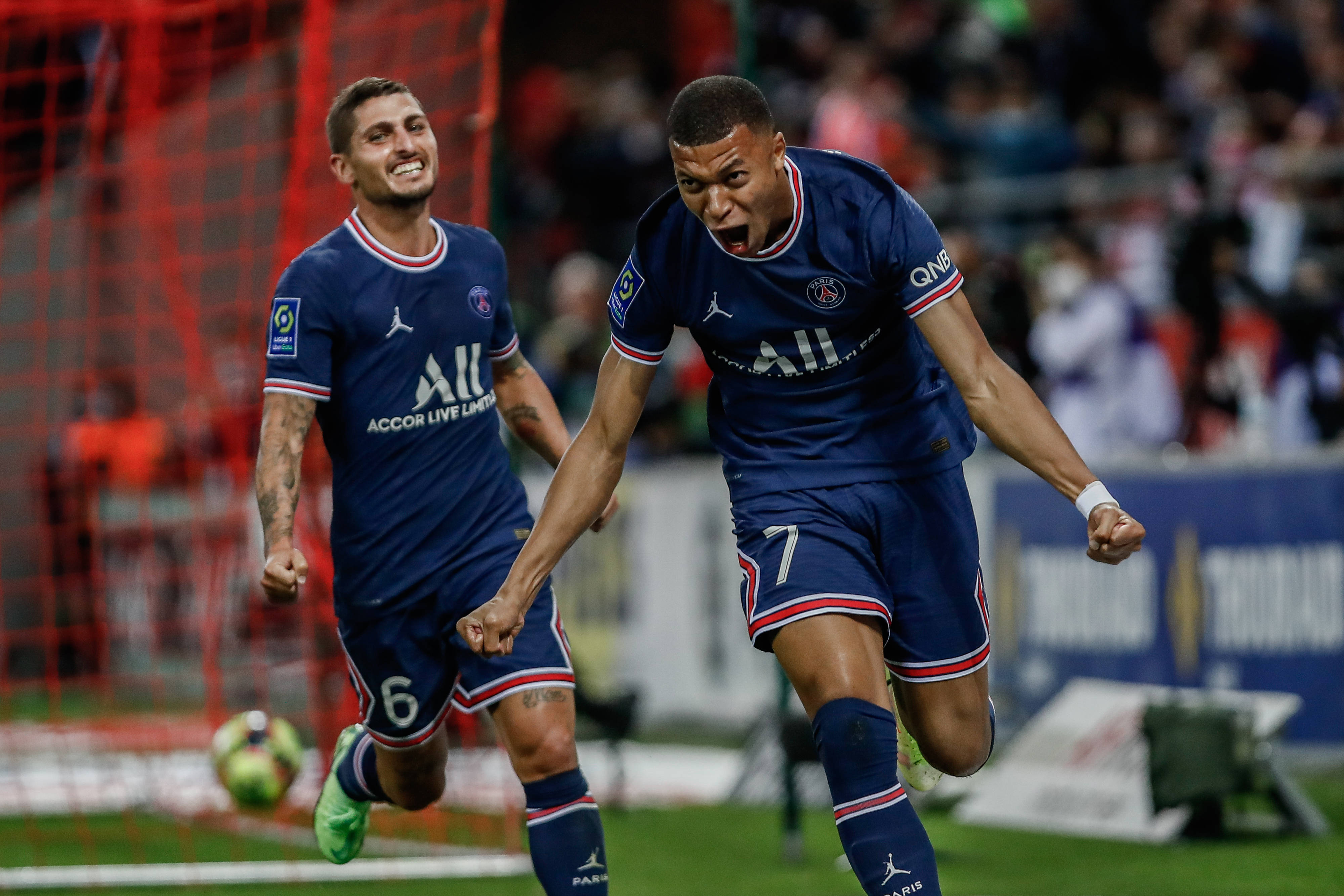 黑白直播在线观看-巴黎圣日耳曼联赛遭受连败，欧冠资格不保