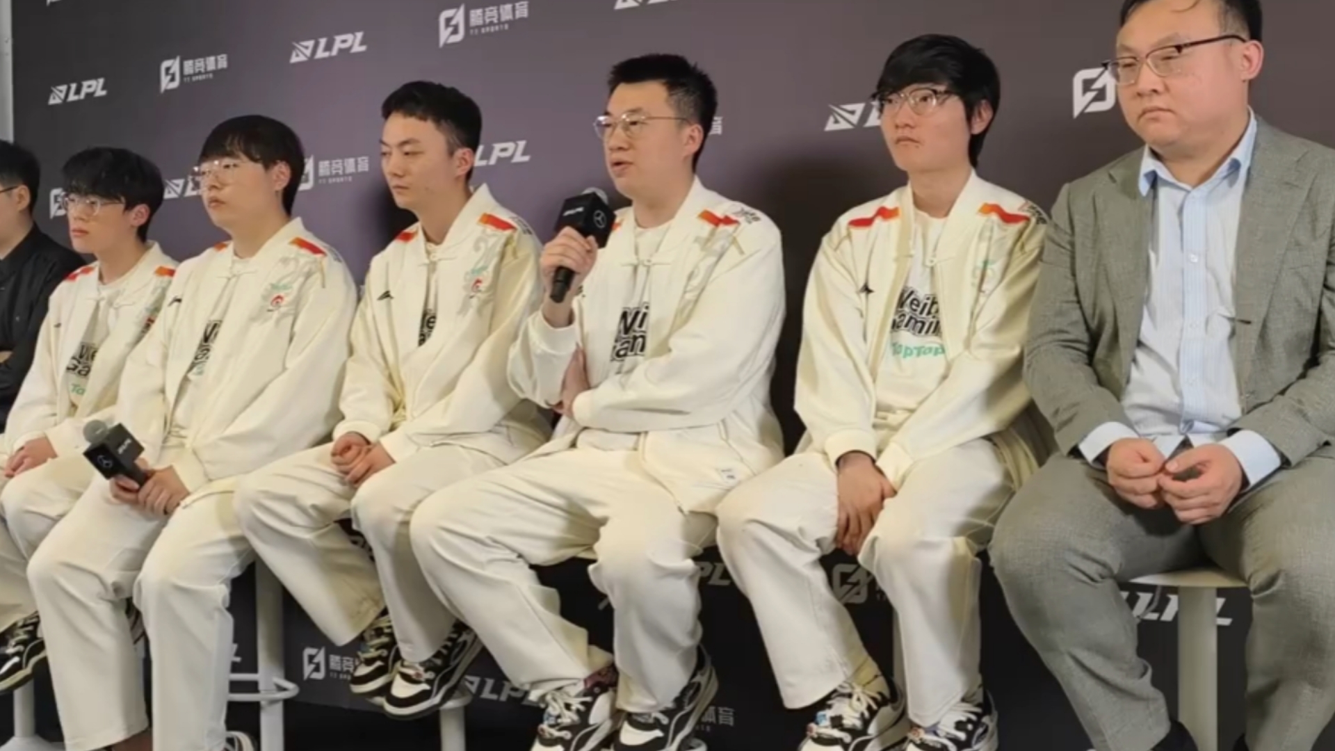 黑白直播体育-FPX力克NS，Xiaohu成为全场焦点淘汰赛3:0（北京）