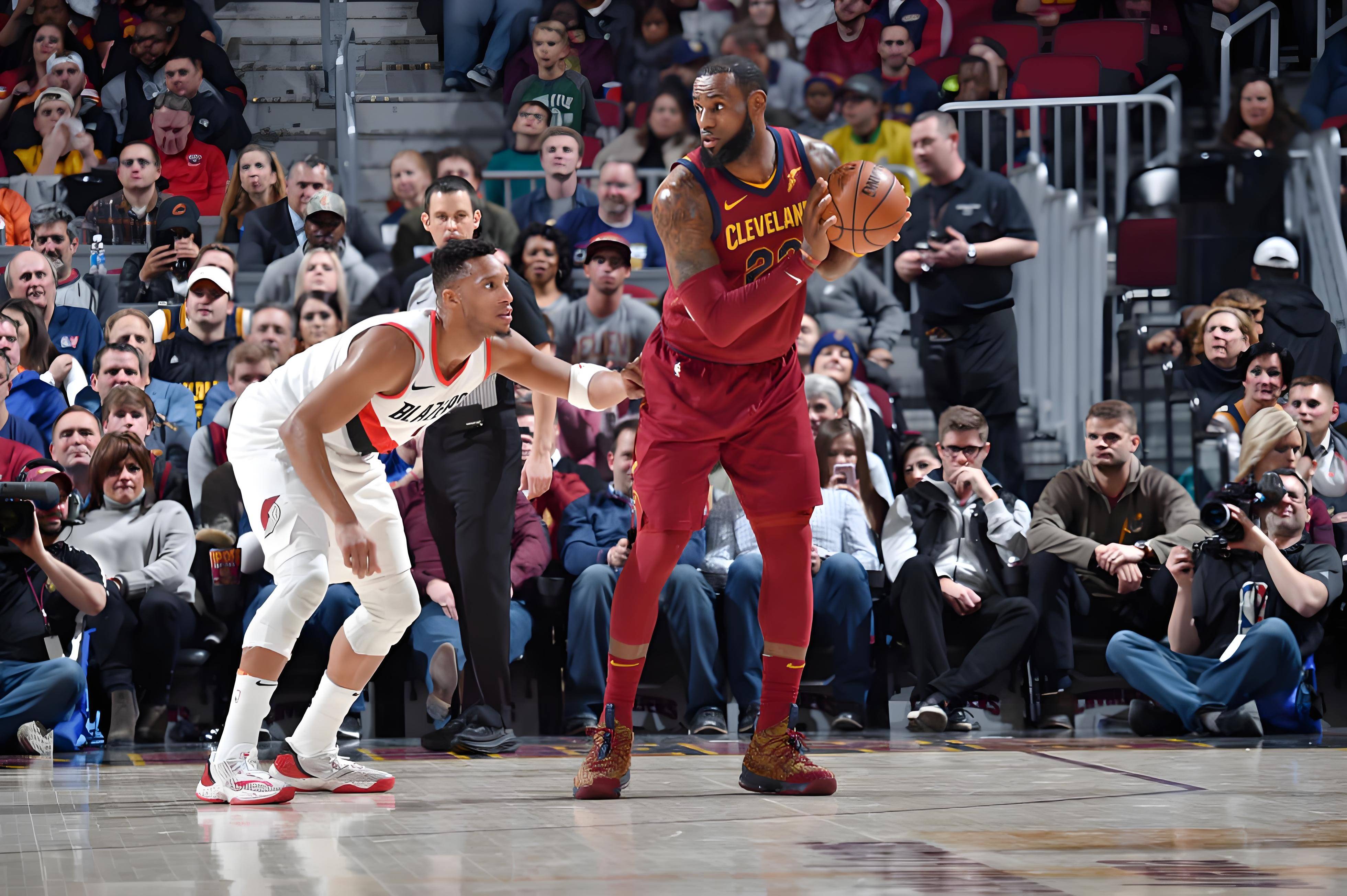 黑白直播免费体育直播-开拓者大胜黄蜂，利拉德统治比赛