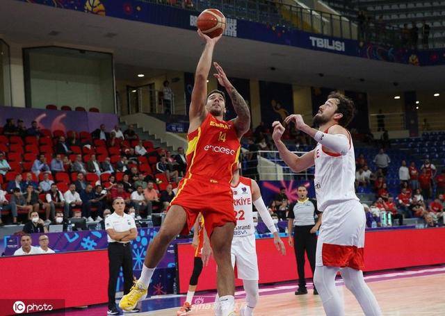 黑白直播在线观看-包含巴西男篮强势立陶宛男篮，威斯布鲁克统治全场的词条