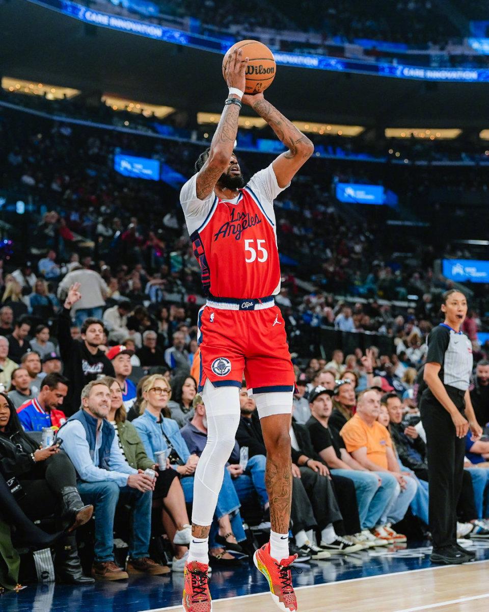 黑白直播免费体育直播-快船队大胜马刺保持连胜