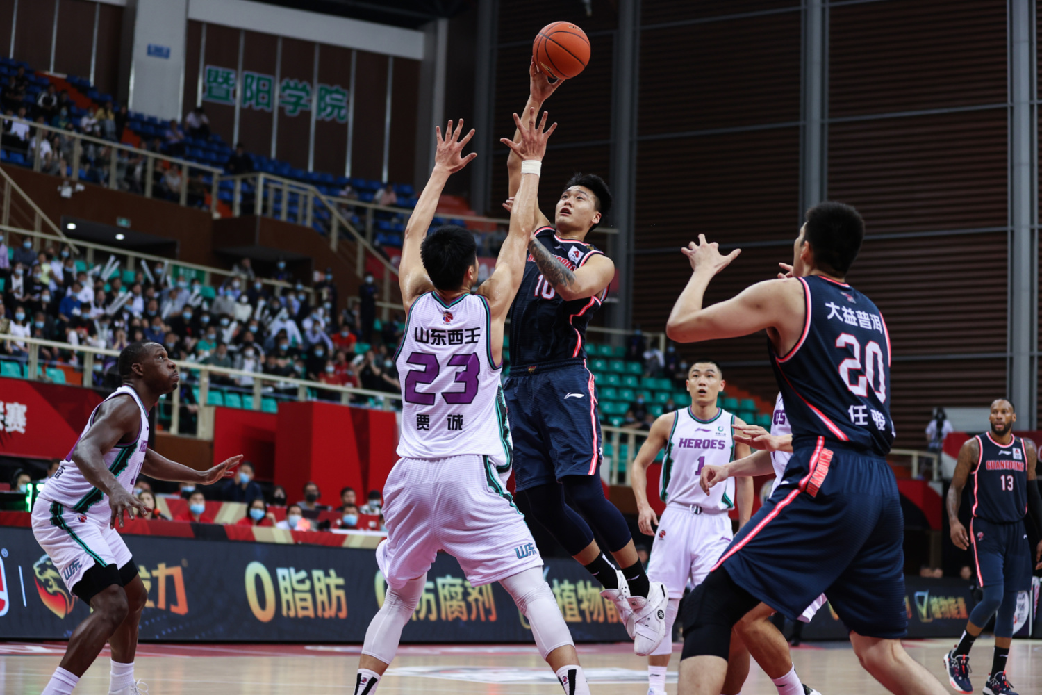 黑白直播-山东队绝杀青岛队，库里点燃赛场