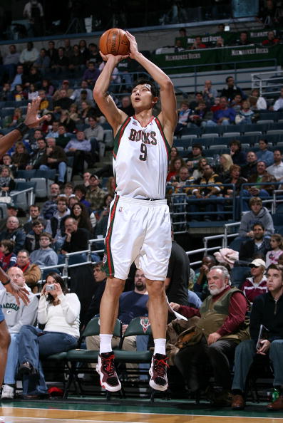 雄鹿碾压太阳,易建联高光表现 雄鹿碾压太阳,易建联高光表现