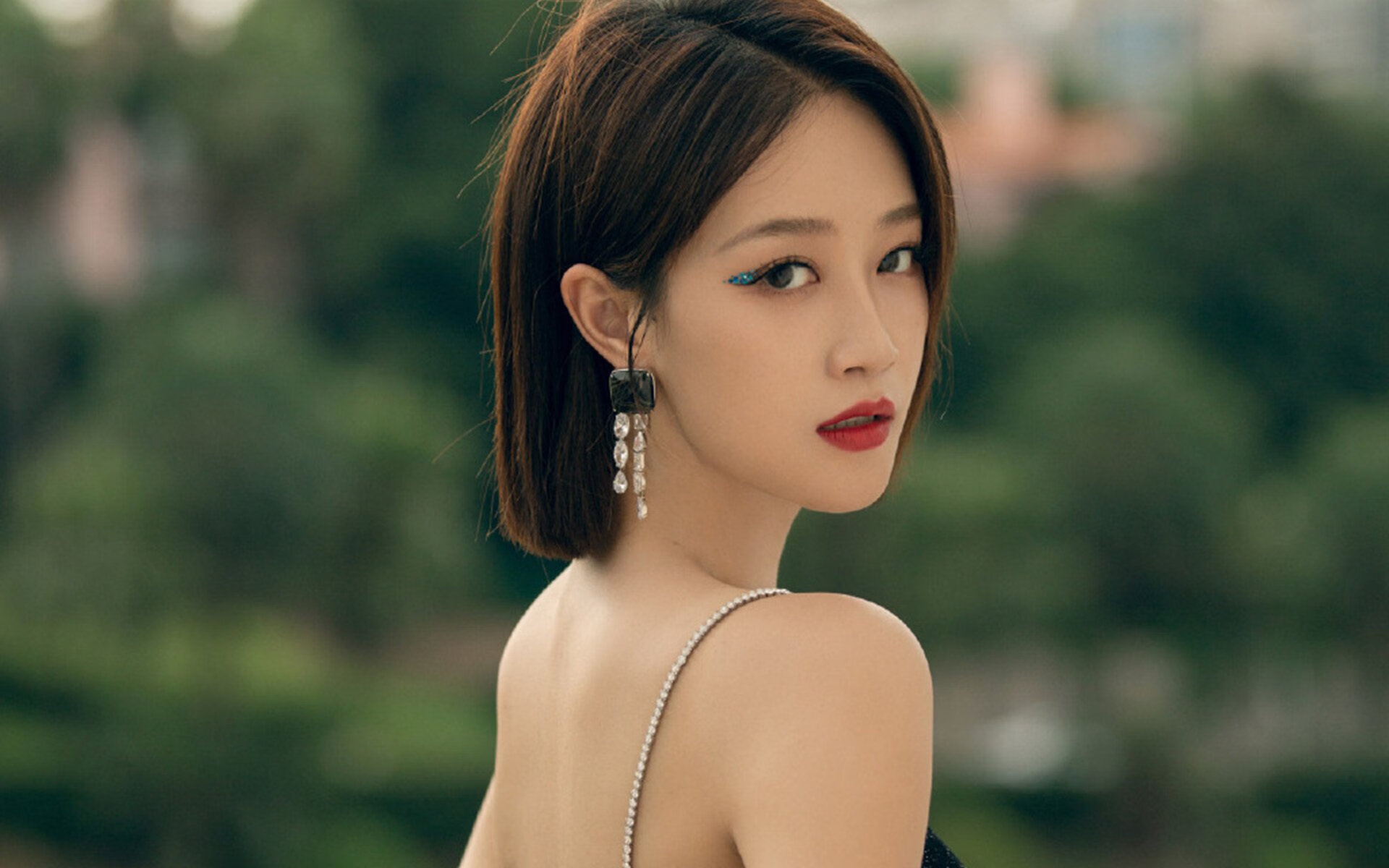 黄喜灿惊天爆射破巴萨,奥地利之夜见证亚洲新王诞生