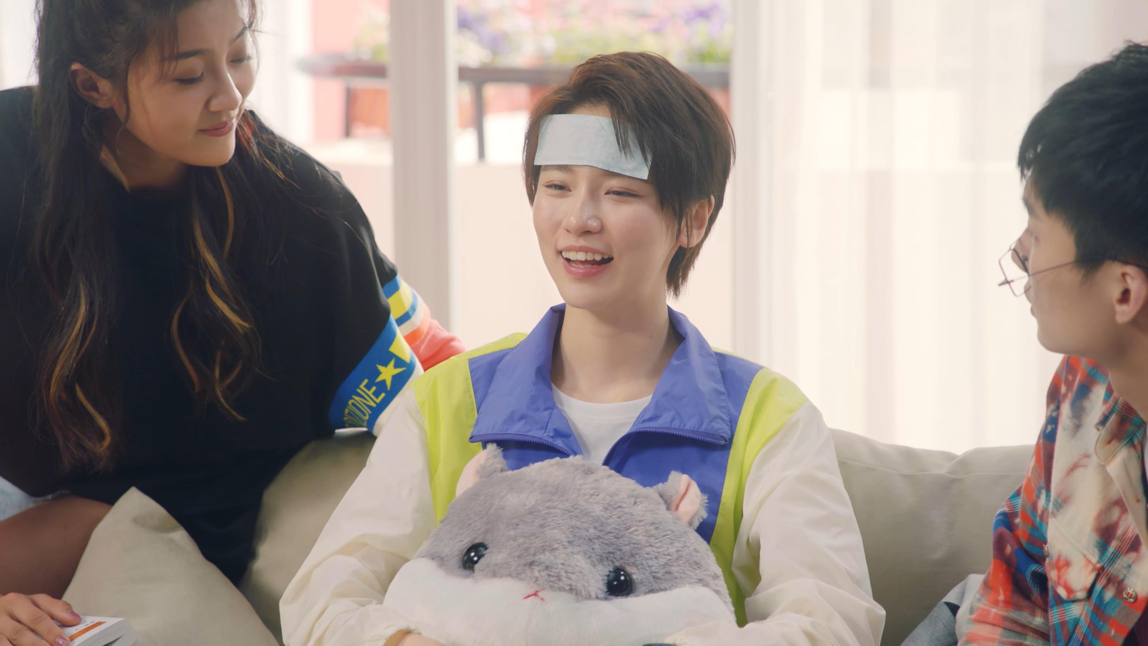 黑白直播在线观看-当老鹰在绿色天穹振翅，碧波之上的跨次元掌控者