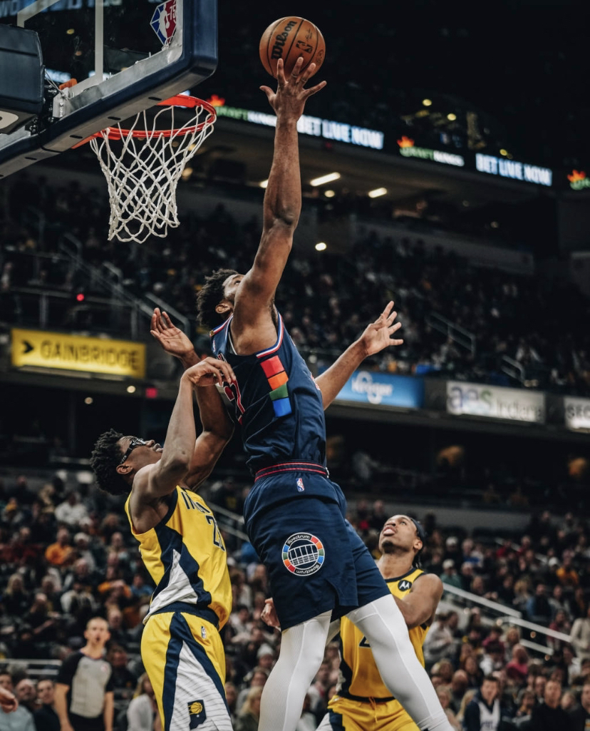 黑白直播-F1新赛季揭幕战之夜，恩比德关键节点连续得分