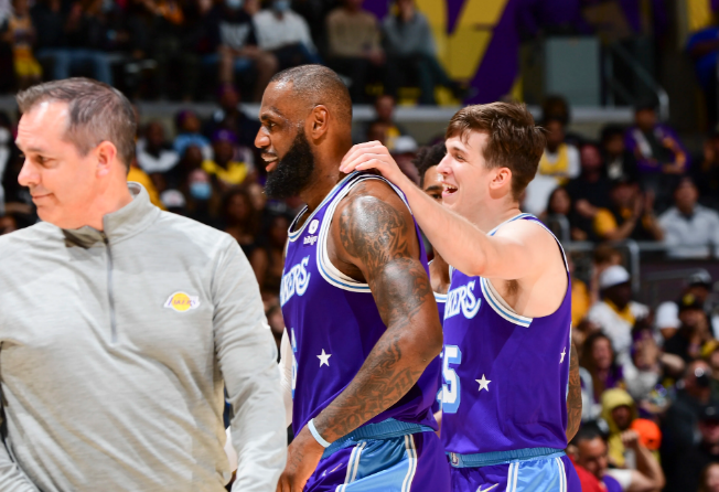 F1新赛季揭幕战之夜,恩比德关键节点连续得分 F1新赛季揭幕战之夜,恩比德关键节点连续得分