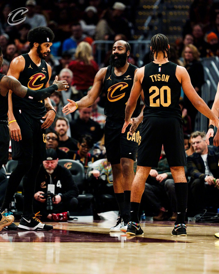 上海队关键战突围新疆队，哈登在F1街道赛接管比赛